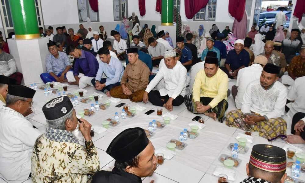 28 Bupati Pohuwato, Saipul A. Mbuinga bersama istri, Selvi Mbuinga Monoarfa. Meski sebagai orang nomor satu di Pohuwato, mendapat bagian menjadi petugas buka puasa di masjid Al-Munawwarah Desa Sipatana Kecamatan Buntulia tetap dilaksanakan.