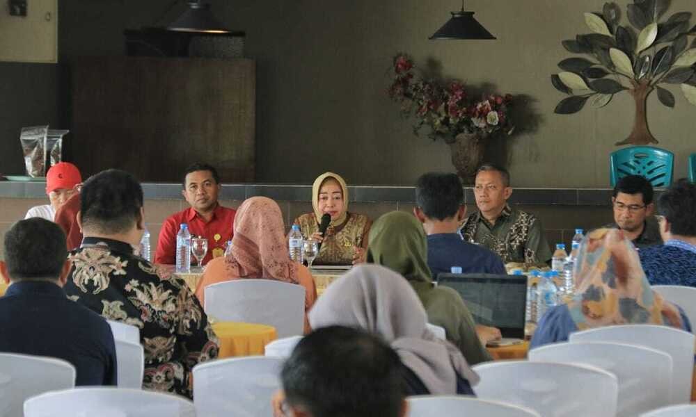 28 Wakil Bupati Pohuwato Suharsi Igirisa, didampingi Kepala Dinas Pertanian Kamri Alwi, Kepala Bapppeda Irfan Saleh, Kabid Penyuluhan Distan Punguanta Roganda Pandeangan, di Mangrove Eco Resort (MER), Desa Pohuwato Timur, Marisa, Kamis (02/11/2023).