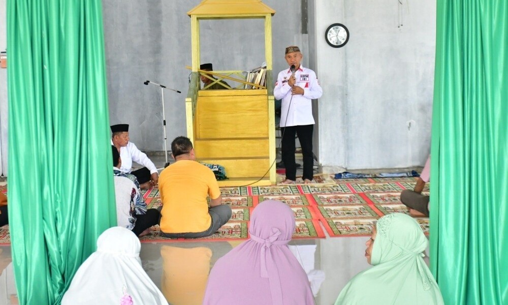 28 Bupati Saipul memberikan bantuan sebesar Rp10 Juta kepada takmirul masjid yang diterima Camat Dengilo, Nakir Ismail, Jum’at, (08/03/2024).