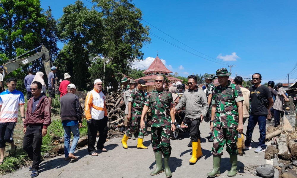 28 Dalam wawancara bersama awak media Danrem 032 Wrb Brigjend TNI Rayen Obersy menyampaikan pihaknya turut prihatin dengan musibah bencana banjir lahar dingin Gunung Marapi yang menerjang beberapa lokasi di Kabupaten Agam.