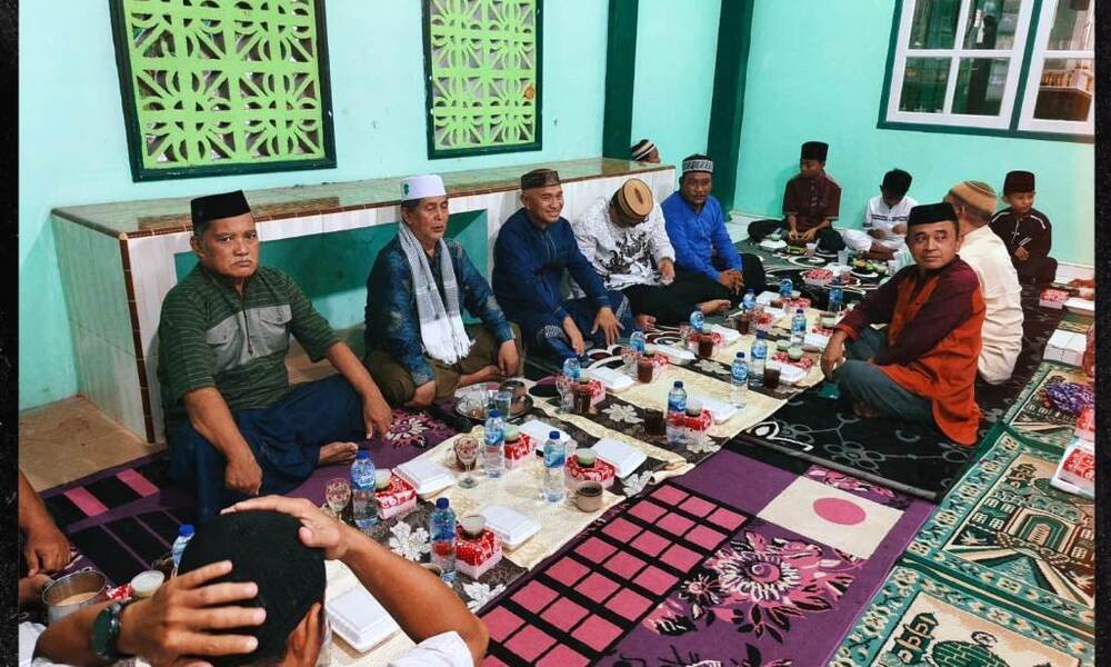 28 Saipul A. Mbuinga turut serta dalam kegiatan buka puasa dan salat Magrib bersama warga di Masjid An-Nida, Desa Sipayo, Kecamatan Paguat, Sabtu, (06/04/2024).