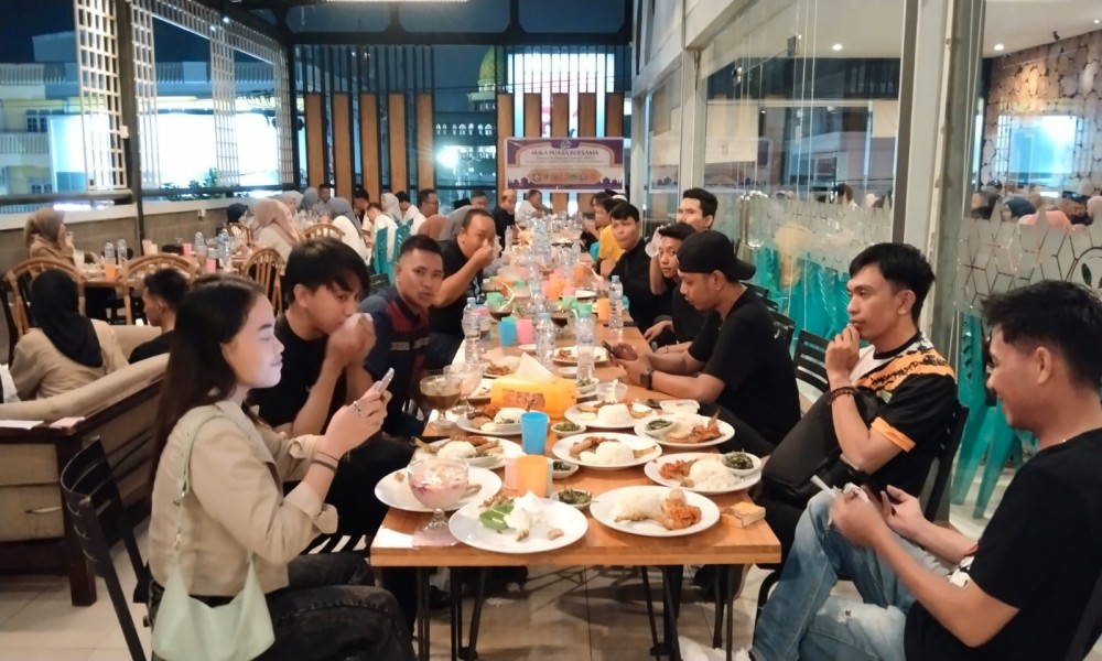 28 Buka puasa bersama menjelang akhir Ramadhan 1445 Hijriah menjadi salah satu cara Pro JurnalisMedia Siber (PJS) Provinsi Gorontalo untuk mempererat tali silaturahmi.