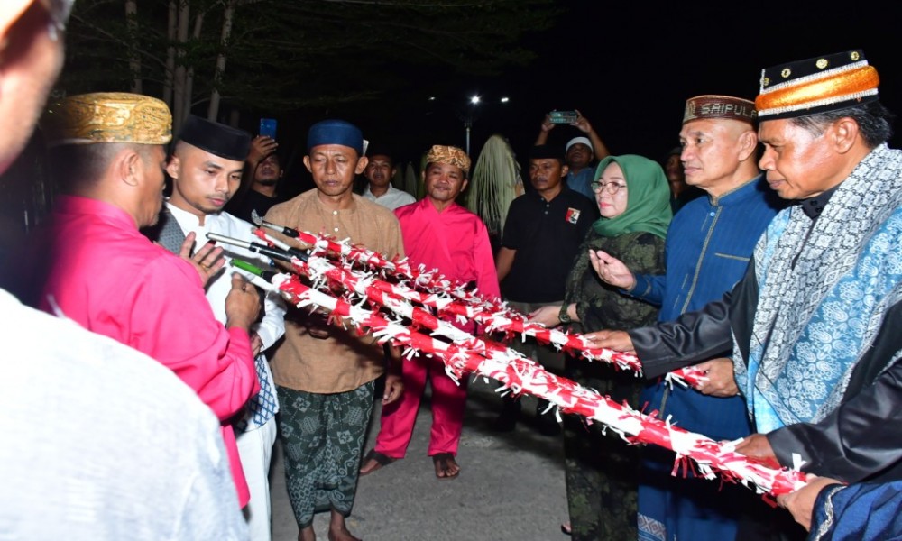 28 Di rumah jabatan bupati khususnya, Bupati Pohuwato, Saipul A. Mbuinga didampingi Istri, Selvi Mbuinga Monoarfa usai salat magrib melakukan pemasangan lampu, Sabtu, (06/04/2024).
