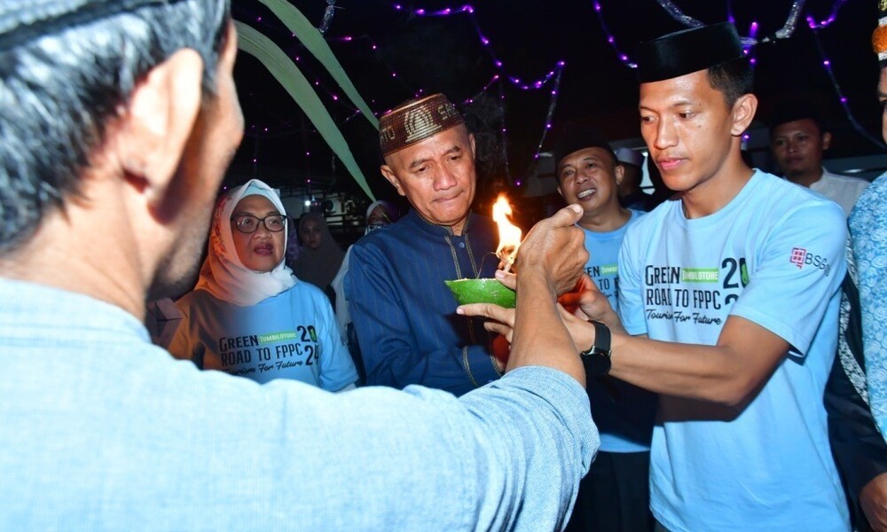 28 Bupati Pohuwato, Saipul A. Mbuinga menyalakan lampu di Green Tumbilotohe di Desa Marisa Utara, Kecamatan Marisa, Sabtu, (06/04/2024).