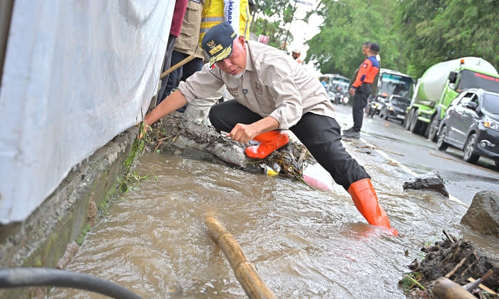 28 Pemprov Sumbar terus lakukan pergerakan cepat untuk penanganan dampak bencana banjir lahar dingin yang melanda sejumlah daerah di Kabupaten Agam dan Kabupaten Tanah Datar, Jum'at lalu (5/4).