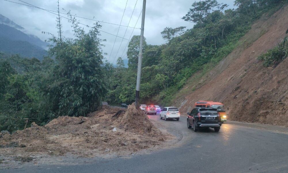 28 Kepala Dinas Bina Marga Cipta Karya dan Tata Ruang (BMCKTR) Sumbar, Era Sukma Munaf menyebut pengerjaan pembersihan material longsor di ruas jalan Malalak tuntas.