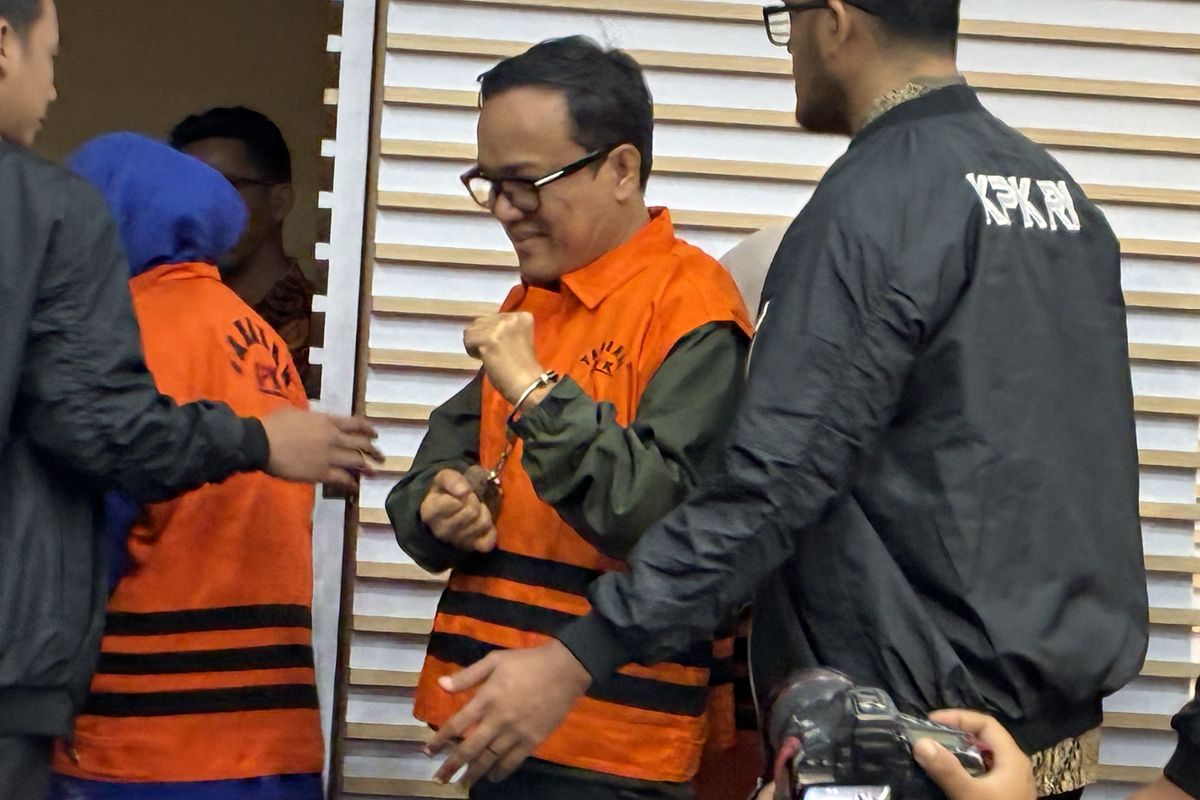 28 Komisi Pemberantasan Korupsi (KPK) menduga kerabat mantan Wakil Menteri Ketenagakerjaan Immanuel Ebenezer Gerungan (IEG) yang memindahkan tiga kendaraan roda empat dari rumah dinas Wamenaker, yakni setelah kegiatan operasi tangkap tangan (OTT).