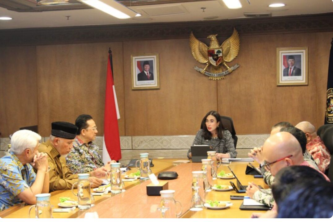 28 Guna mensukseskan rencana tersebut, Mahyeldi beserta jajaran menyambangi Kantor Kementerian Pariwisata dan berdiskusi langsung dengan Menteri Pariwisata RI, Widiyanti Putri Wardhana pada Selasa (29/4) lalu.