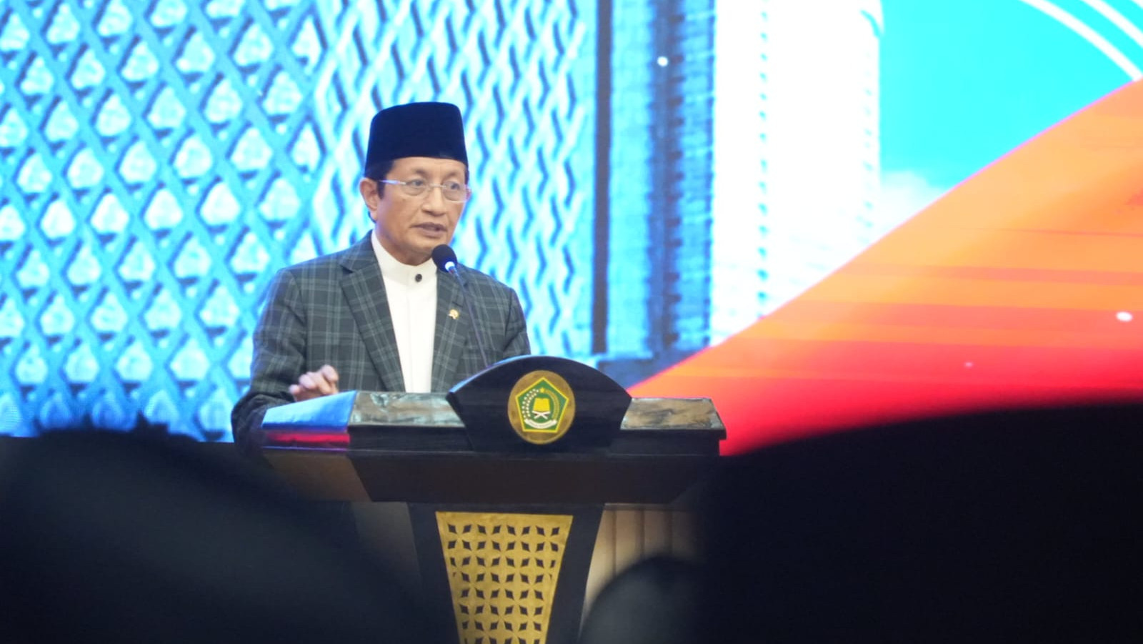 28 Menteri Agama (Menag) Nasaruddin Umar menyampaikan klarifikasi dan meminta maaf setelah ucapannya disalah artikan. Hal ini buntut pidato yang membandingkan guru dengan pedagang 'kalau mau cari uang, jangan jadi guru, jadi pedaganglah' viral.
