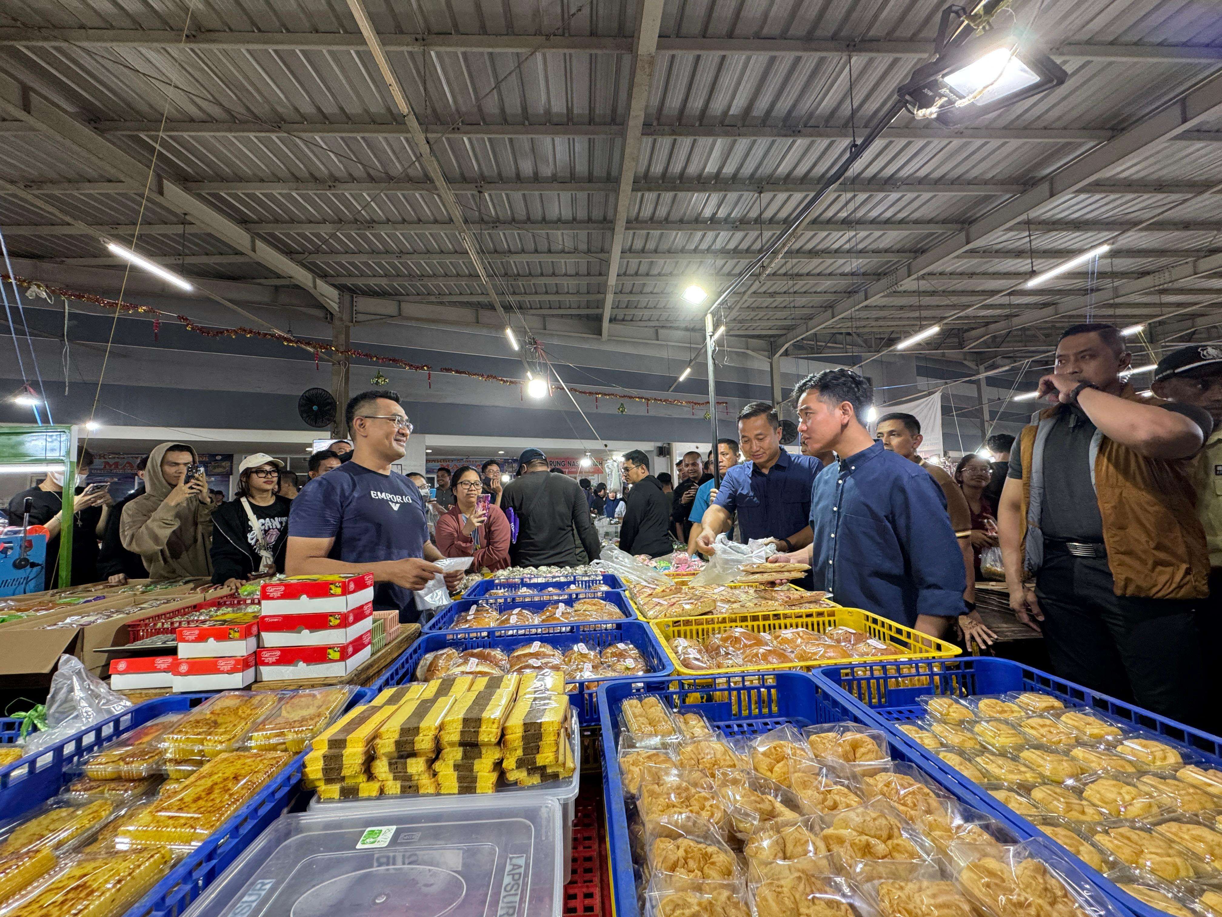 28 Wakil Presiden (Wapres)  Gibran Rakabuming blusukan, mengunjungi Sentra Kue Subu Pasar Senen, Kwitang, Jakarta Pusat, Rabu (3/9/2024) malam