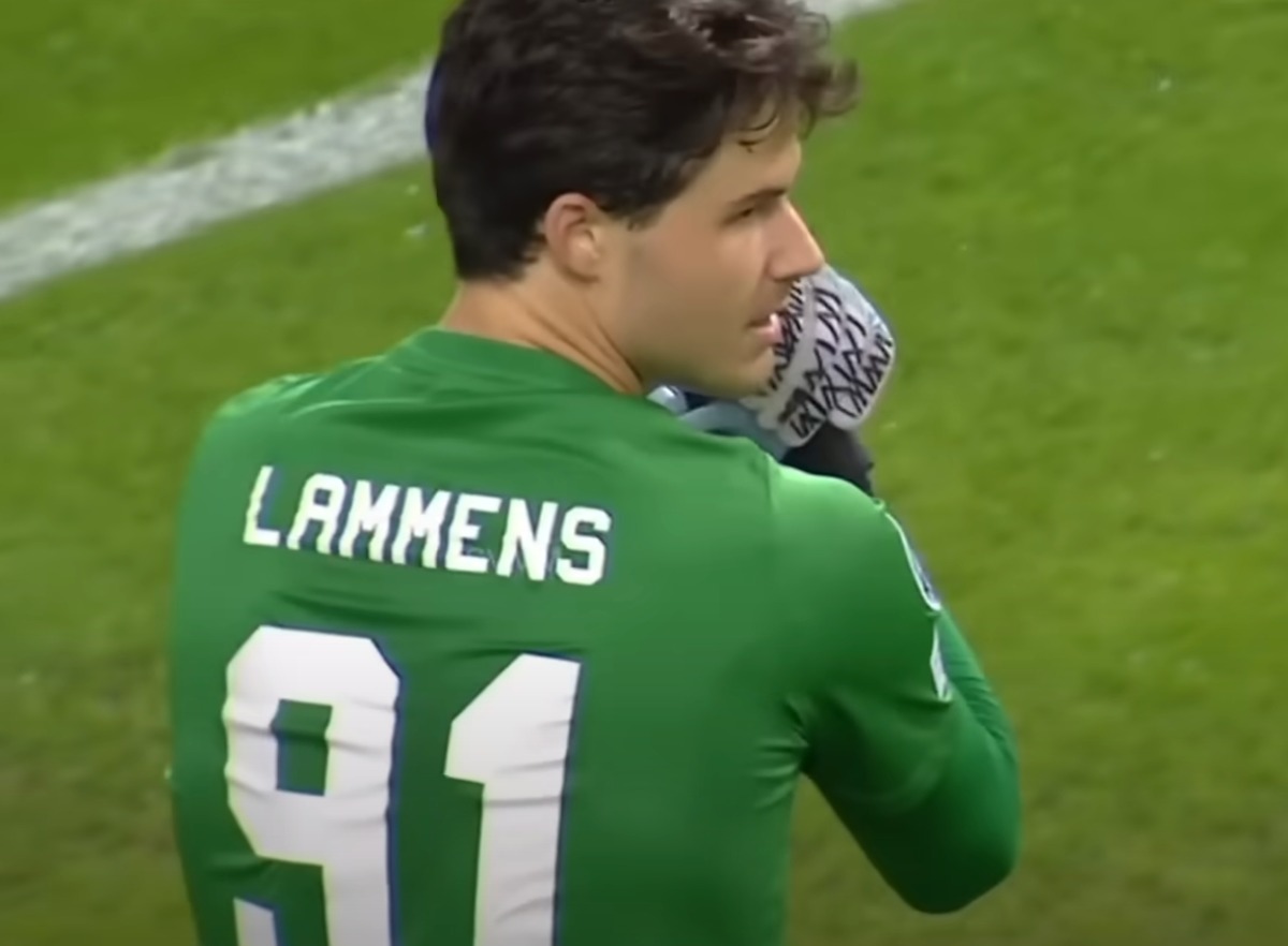 28 Klub Liga Inggris Manchester United resmi mendatangkan kiper anyar Senne Lammens dari klub Belgia Royal Antwerp pada tenggat waktu bursa transfer pemain musim panas ini.