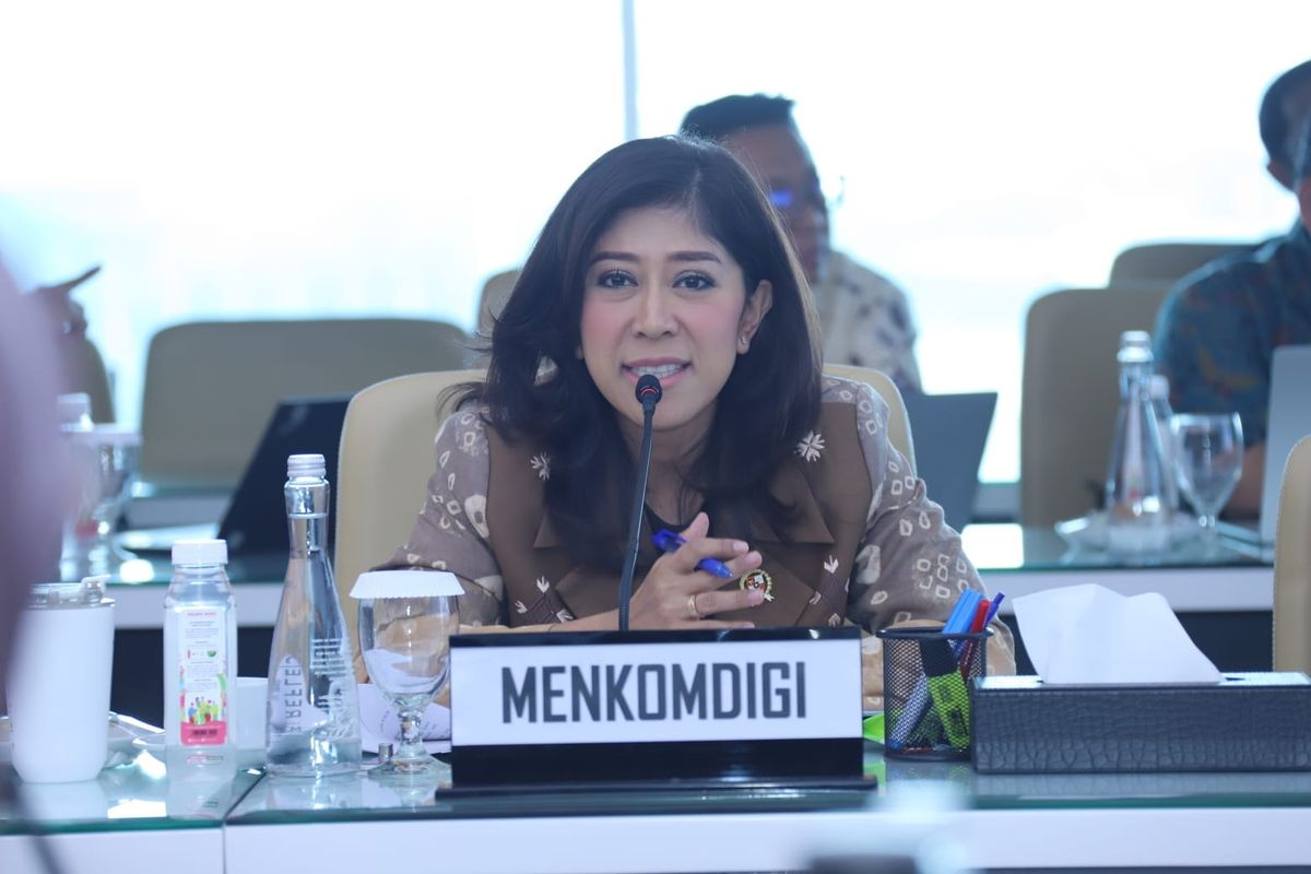 28 Menkomdigi Meutya Hafid Tegaskan Tidak Ada Pembatasan WhatsApp Call